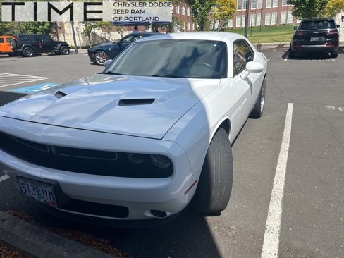 Used 2016 Dodge Challenger SXT image 1