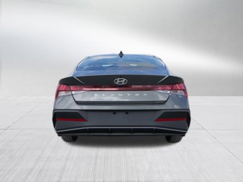 New 2025 Hyundai Elantra SE image 4