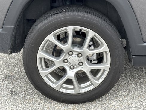 Used 2024 Jeep Compass Latitude image 9