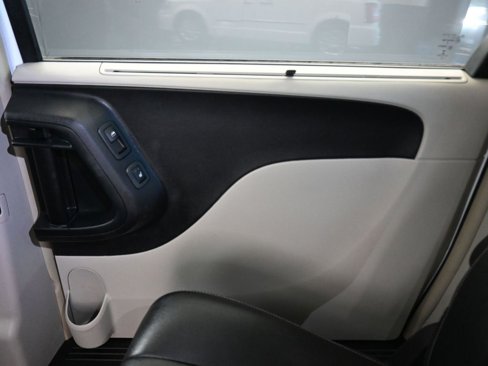 Used 2015 Chrysler Town & Country Touring-L w/ Driver Convenience Group image 33