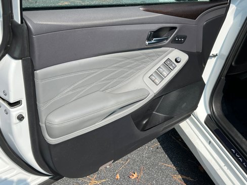 Used 2019 Toyota Avalon Limited image 11