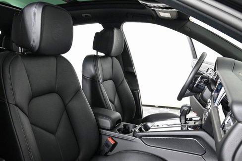 Certified 2025 Porsche Macan image 22