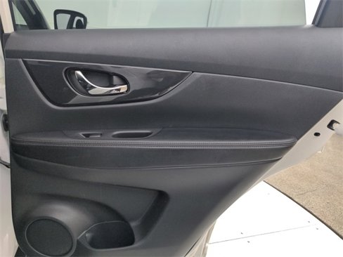 Used 2017 Nissan Rogue SV image 42
