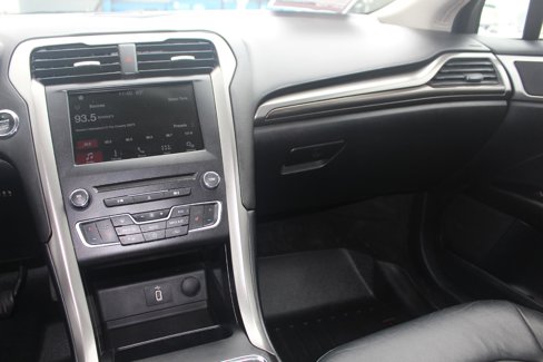 Used 2017 Ford Fusion SE w/ Fusion SE Technology Package image 13