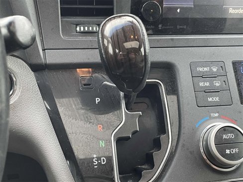 Used 2016 Toyota Sienna XLE image 29