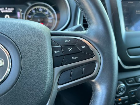 Used 2019 Jeep Cherokee Latitude Plus w/ Cold Weather Group image 10