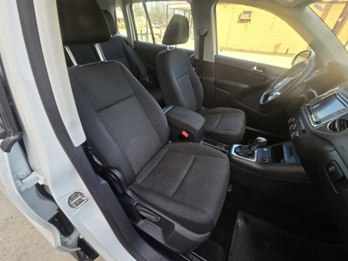 Used 2017 Volkswagen Tiguan Limited w/ Premium Package image 9