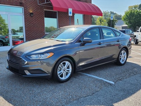 Used 2018 Ford Fusion SE w/ Fusion SE Technology Package image 2