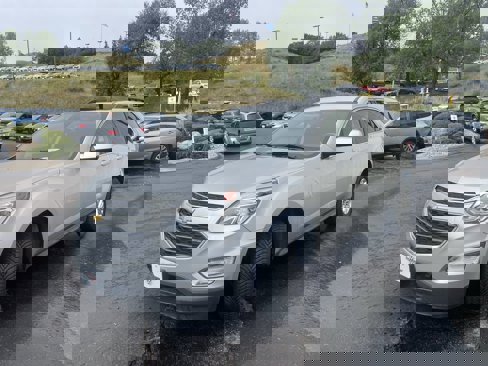 Used 2017 Chevrolet Equinox LT w/ Convenience Package image 3
