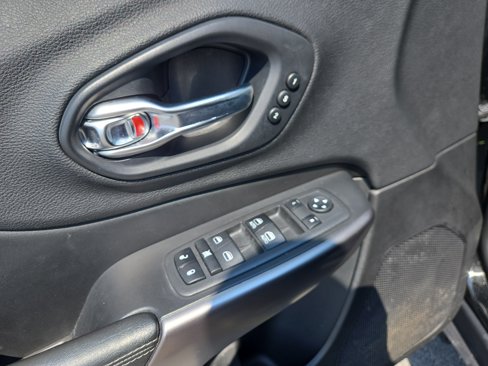 Used 2019 Jeep Cherokee Limited image 16
