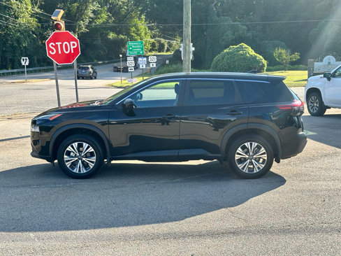 Used 2023 Nissan Rogue SV image 2