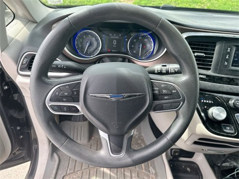 Used 2017 Chrysler Pacifica LX image 37