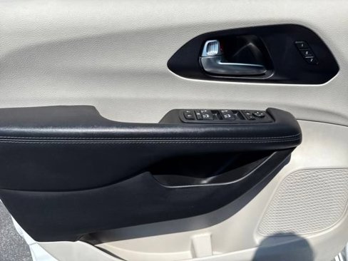 Used 2020 Chrysler Pacifica Limited image 9