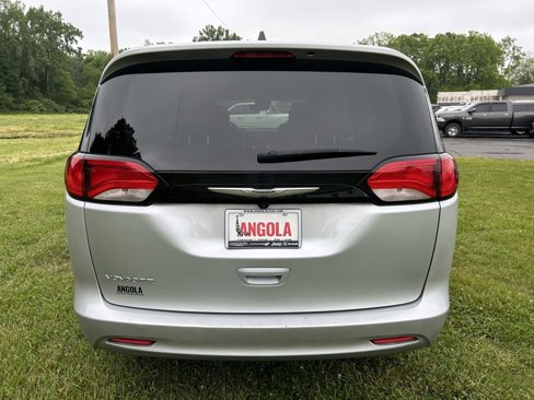Used 2023 Chrysler Voyager LX image 4