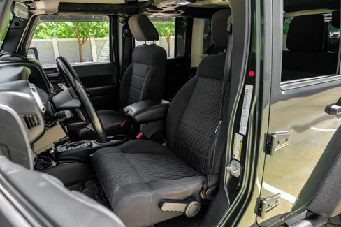 Used 2011 Jeep Wrangler Unlimited Rubicon w/ Dual Top Group image 32
