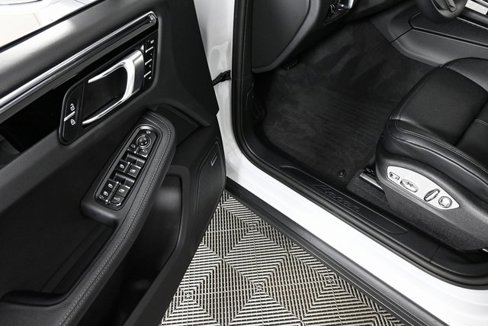 Certified 2025 Porsche Macan image 8