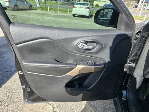 Used 2017 Jeep Cherokee Limited image 8