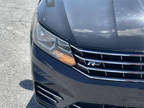 Used 2018 Volkswagen Passat 2.0T R-Line image 9