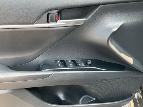 Used 2018 Toyota Camry SE image 14