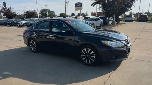 Used 2017 Nissan Altima 2.5 SL w/ Moonroof Package image 2