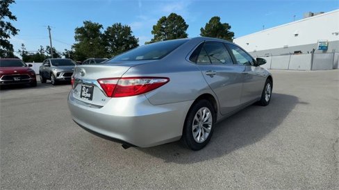 Used 2017 Toyota Camry LE image 10