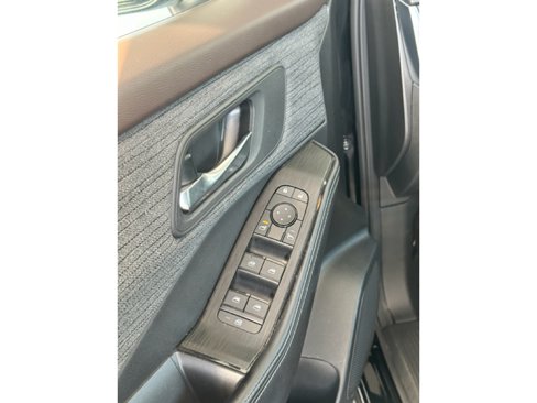 Used 2023 Nissan Rogue SV image 9