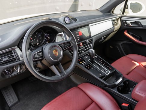 Certified 2022 Porsche Macan image 4