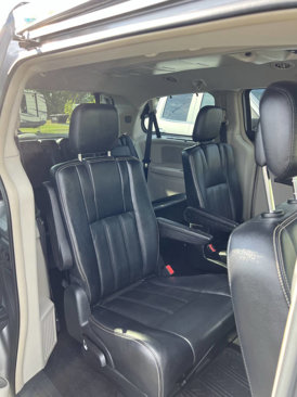 Used 2014 Chrysler Town & Country Touring w/ Mopar Premium Addition Group image 8