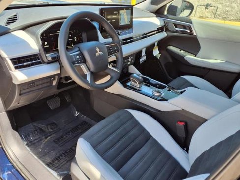New 2025 Mitsubishi Outlander SE image 12