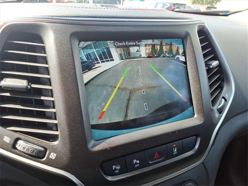 Used 2019 Jeep Cherokee Trailhawk image 18