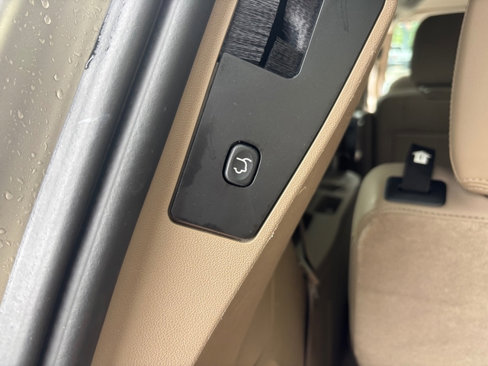 Used 2015 Chrysler Town & Country Touring-L image 29