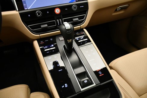 Certified 2023 Porsche Macan image 32