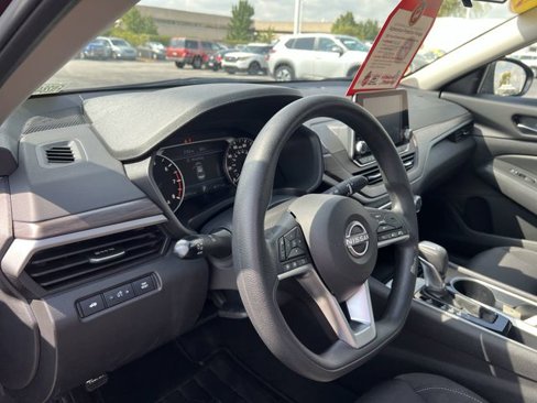 Used 2024 Nissan Altima 2.5 SV image 11