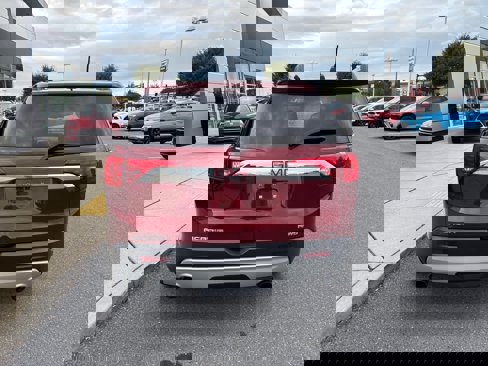 Used 2017 GMC Acadia SLE image 4