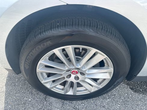 Used 2018 Jaguar F-PACE Prestige image 2