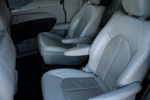 Used 2021 Chrysler Pacifica Touring-L image 12