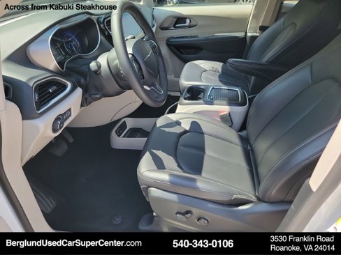 Used 2024 Chrysler Pacifica Touring-L image 5