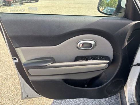 Used 2016 Kia Soul + image 12