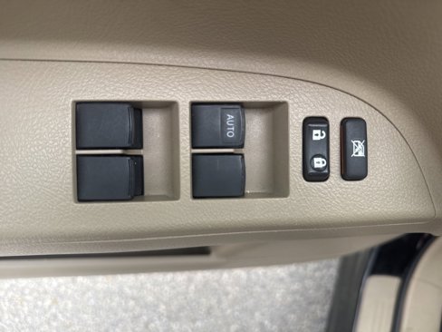 Used 2013 Toyota Highlander Plus image 17