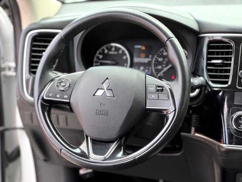 Used 2017 Mitsubishi Outlander SE image 13