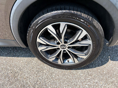 Used 2018 INFINITI QX30 Premium image 36