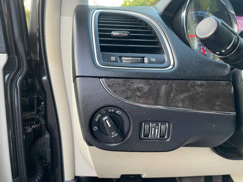 Used 2016 Chrysler Town & Country Touring w/ Driver Convenience Group image 38