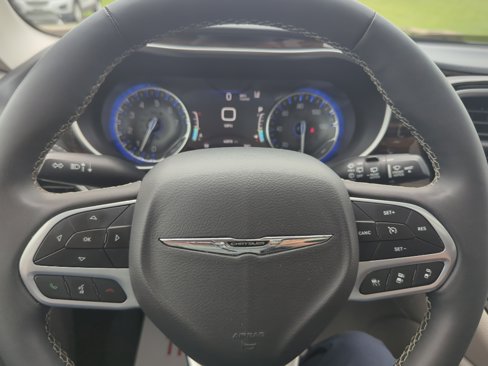 Used 2023 Chrysler Pacifica Limited image 16