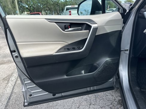 Used 2020 Toyota RAV4 XLE image 9