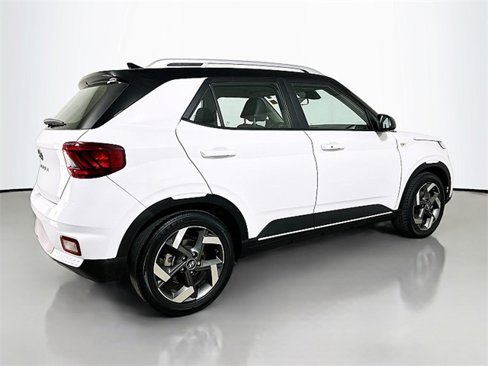 Used 2022 Hyundai Venue Limited image 7