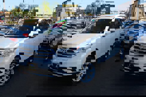 Used 2013 Toyota Highlander FWD image 2