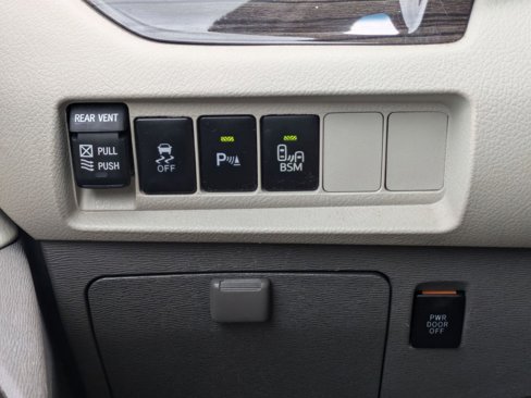 Used 2015 Toyota Sienna XLE Premium image 18