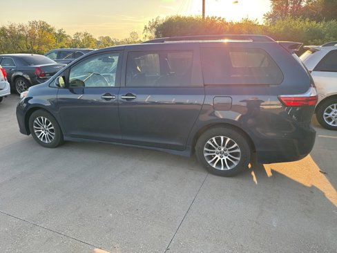 Used 2019 Toyota Sienna XLE image 13