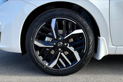 New 2025 Nissan Versa SR w/ Trunk Package image 18