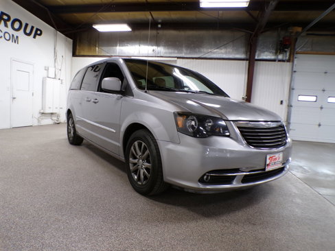 Used 2015 Chrysler Town & Country S image 7